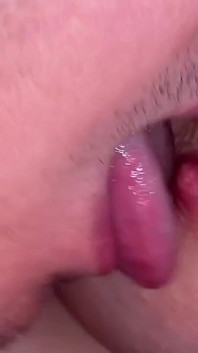 Minha nova descoberta de enormes seios naturais MILF! Dedilhando sua buceta e chupando mamilos.
