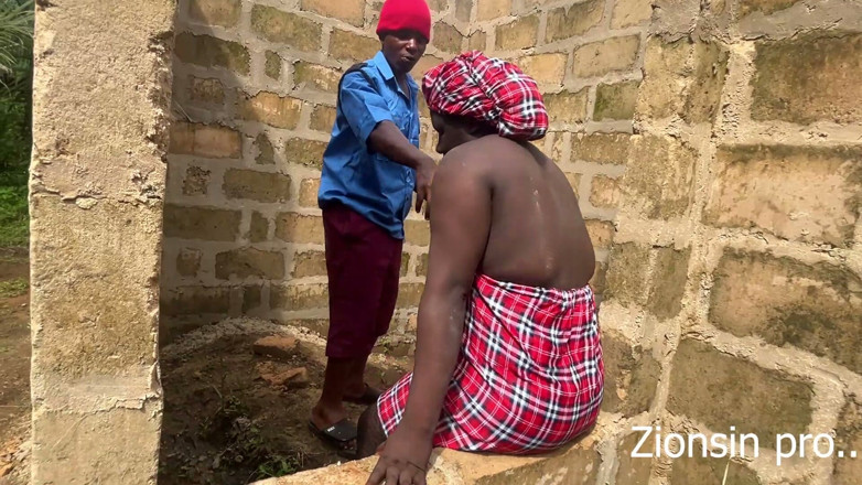 Zion: Huishulp en de poortman in een ongecomplete gebouw neuken