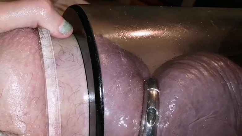 Monster_Meat_: Video 12 phút bơm vào tường 2 bức tường