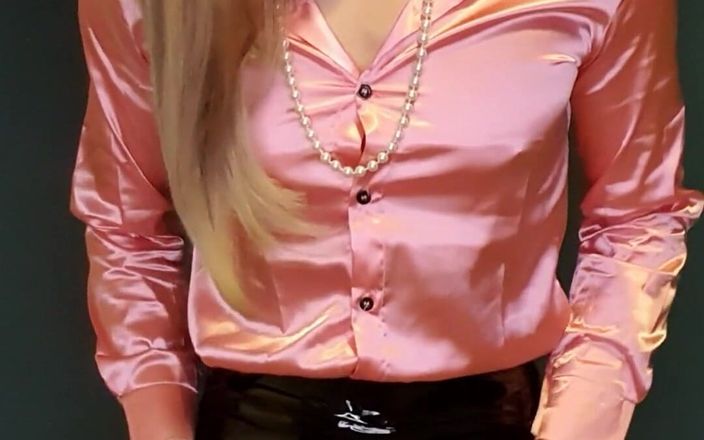 Jessica XD: ピンクのサテンブラウスと新しいPVCスカート
