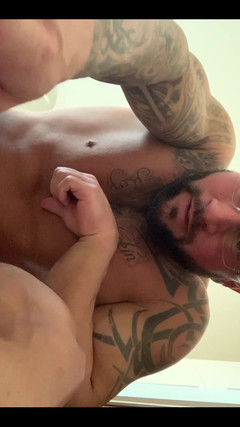 Jasons feet: Un géant écrase ta petite ville