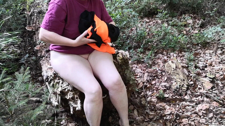 Bouncy Tits Action: Dildo kelinci di hutan