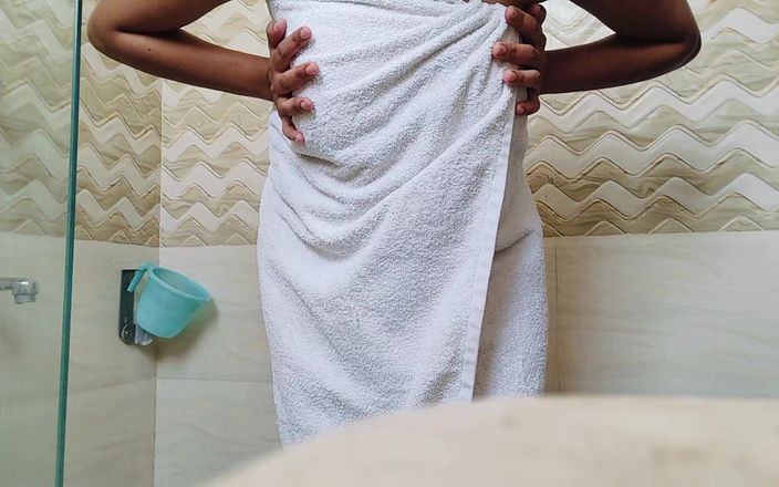 YourUrfi: Indisk tjej duschsex med smutsigt samtal stönande