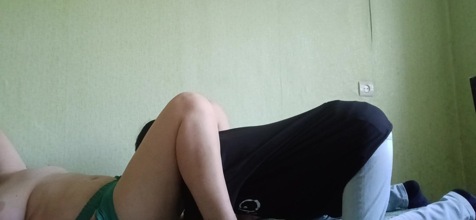 Lesbian-candys: 当他不在家时，我舔我男友继母成熟的毛茸茸的阴户
