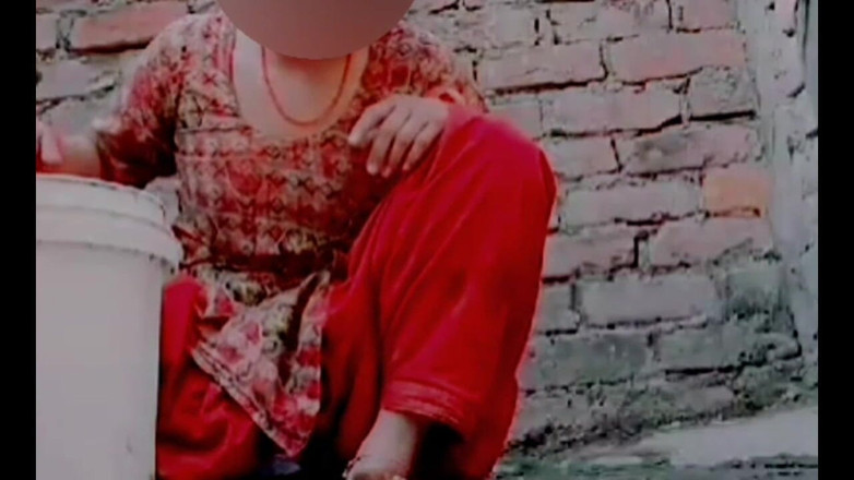 TricolorMusic3: Lavanya canon et sexy prend un bain en caressant son...