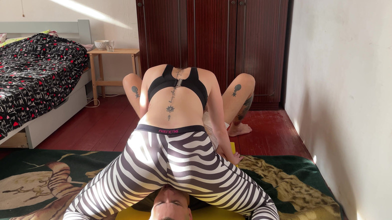 HotPrincessUA: Pengajar yoga tidak dapat mengarahkan lagi: bonggol kering &amp; terlalu berlebihan...