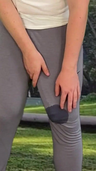 Éjaculation en plein air dans un pantalon de survêtement gris