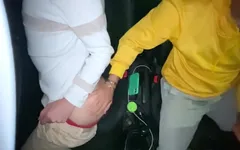巡航时，我吮吸我在路上发现的一个年轻男同的屁股，我把手指放在他的屁股上，射在他嘴里
