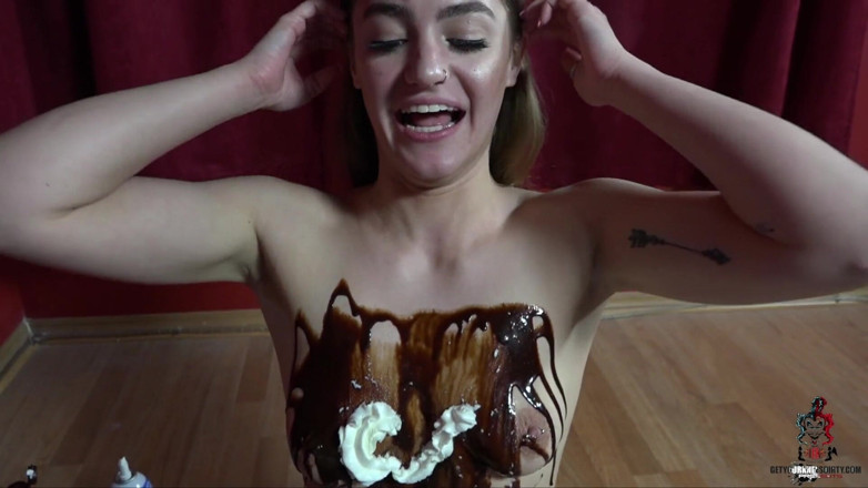 Get your knees Dirty: Kenzie Madison suka menghisap zakar kecilnya