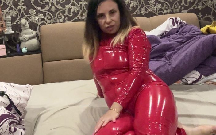Larisa Cum: Je suis dans un costume en latex rouge jouant avec...