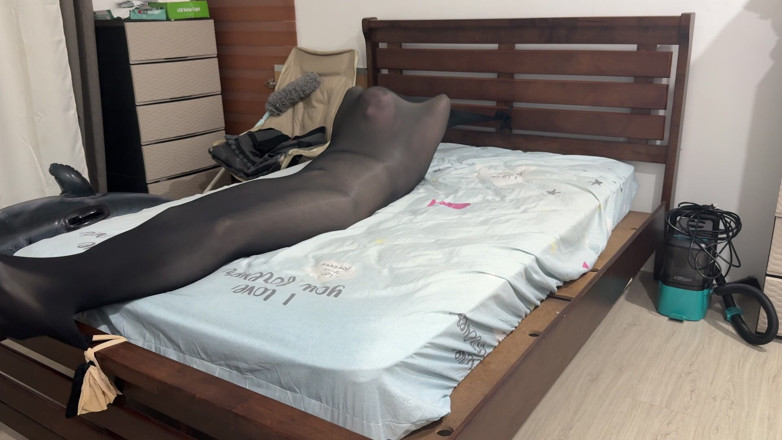 Mean Asian Wife: Înfășurat în mai multe straturi de robie ciorapi în timpul înveliș din nailon
