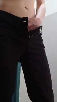 Sexy magrinha morena em jeans apertados masturba buceta peluda