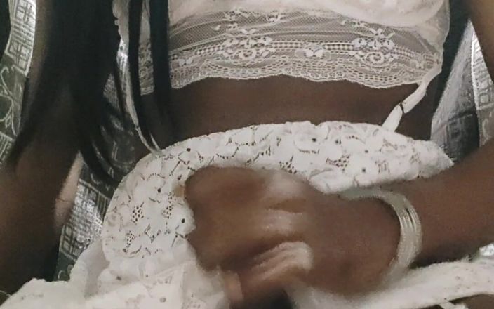 Keerthanakeerthi95: 백인 베이비돌로 자지를 짜는 인도 계집애 소녀