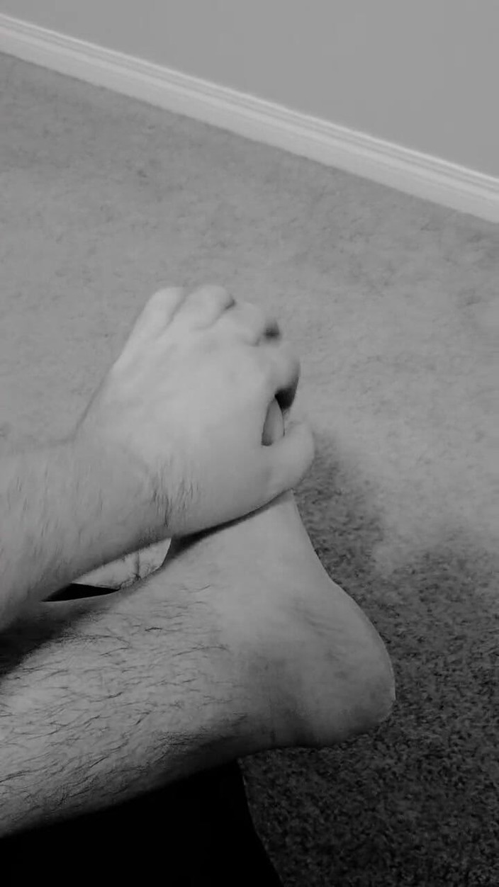 Erotic Man: Un homme gémit et caresse des pieds sales