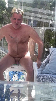 Hunk üvey baba ayı verandada çıplak güneşleniyor 3