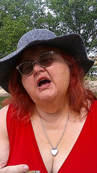 Pielęgniarka Vicki palenie w parku na ławce Przebrana