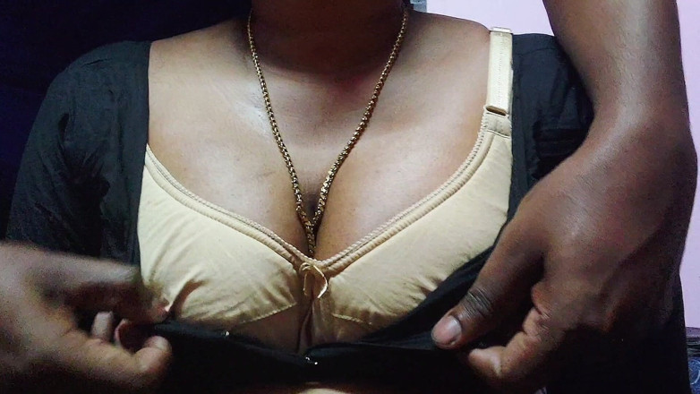 Desi Mohini: 하인에게 하드코어 섹스하는 거유 밀프 레이디