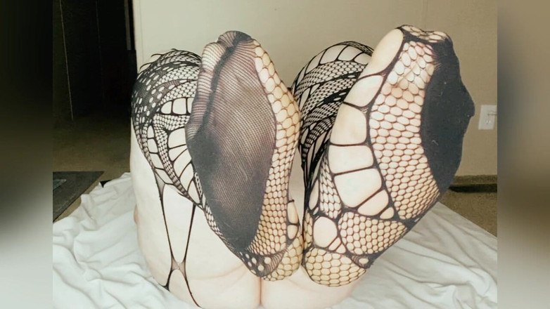 BellaBlast: फिशनेट में बड़े पैर वीर्य की उलटी गिनती के साथ लंड हिलाने के निर्देश