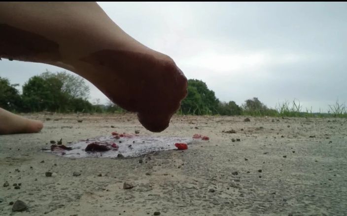 Carmen_Nylonjunge: Nylonfuß erdbeere zerquetscht, im freien zermalmt