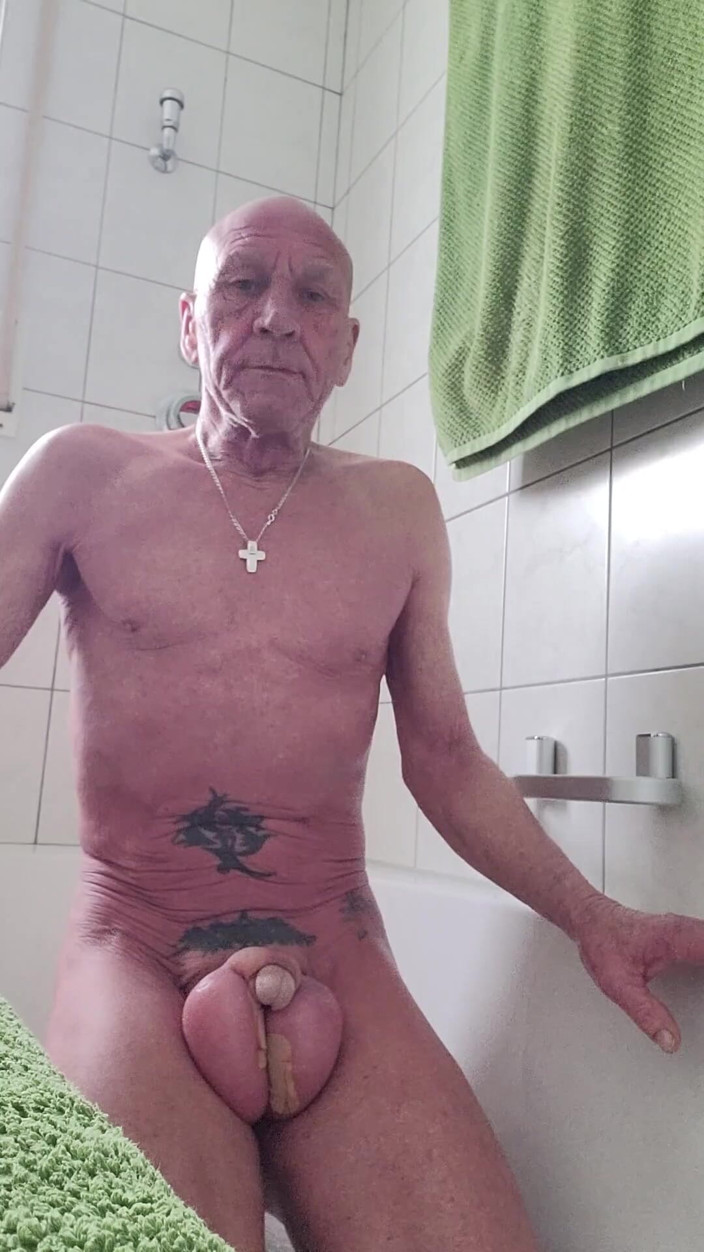 Odrahb: Penile subinzision mit Kochsalzlösung