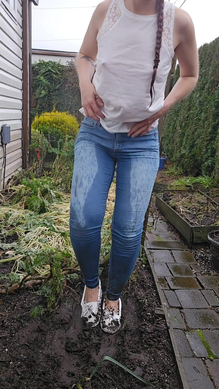 Nerdy_faery: 泥だらけの白いモックスとジーンズの尿