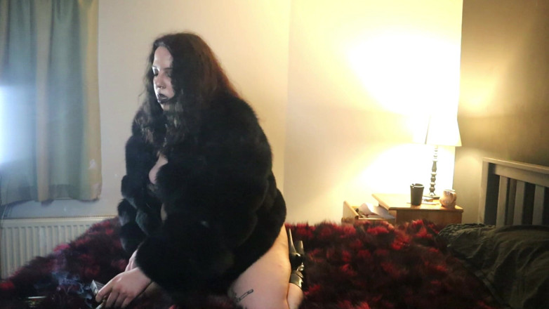 Goddess Kinx: Rauchen im Pelz