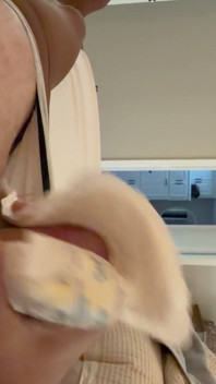 Dans une culotte et des bas nylon avec des maxi-pads doux