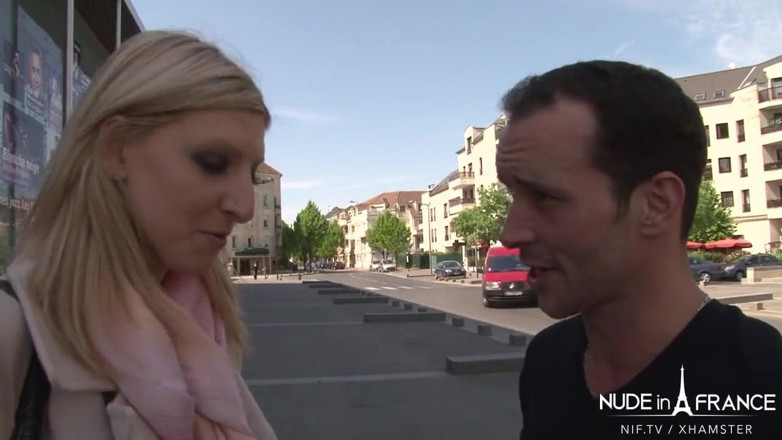 Nude in France: Cewek perancis rambut pirang yang menawan nyepong kontol di luar...