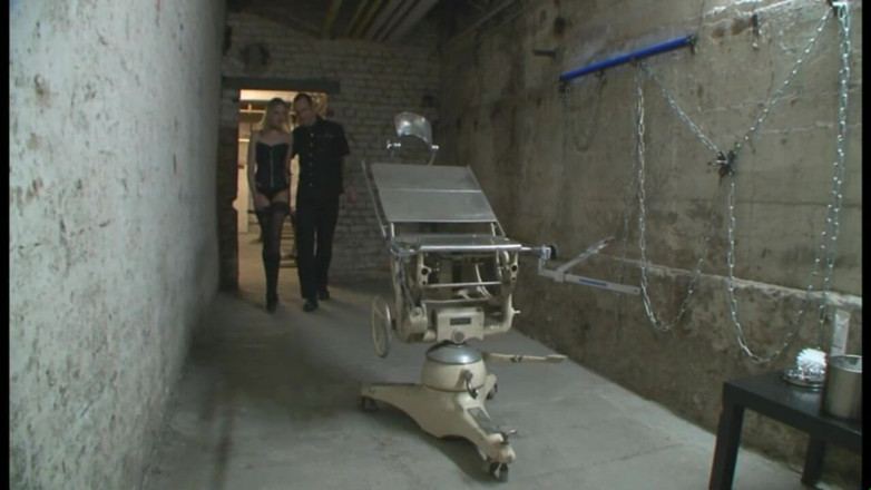 Absolute BDSM films - The original: Umiliante si allaunga la figa e penetra con dei giocattoli...