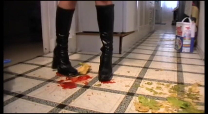 Foot Girls: 長靴で食べ物を潰す