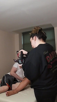 Prsatá nevlastní máma potřebuje pomoc s aplikací krému v jejím zadku Bts