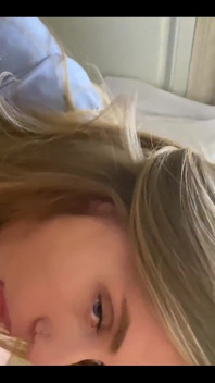 女の子は我慢できず、トイレで私のペニスを飛びかかった