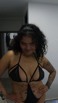 Hoe te praten met een schattige Latijnse milf teef die weinig Engels spreekt en verschillende hete sexy lingerie voor u wil passen