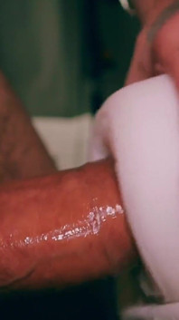 Detailní asmr krásný velký neobřezaný penis šukání Fleshlight a natáčení velké nálože spermatu