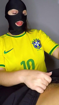 Zlobivá brazilská dívka kouří a škádlí třese jejím velkým zadkem