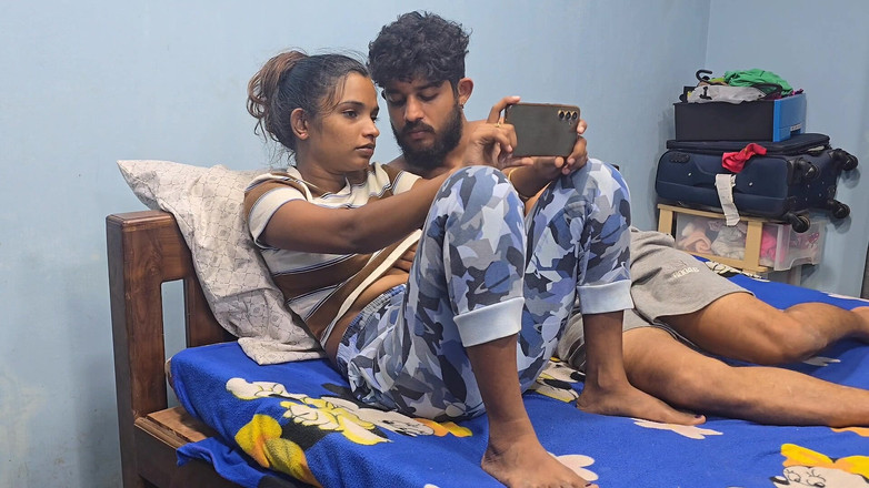 Shashi X: Üvey kız kardeşimi porno izlerken yakaladım ve onu siktim