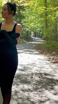 La matrigna indossa dei lunghi guanti neri nel parco