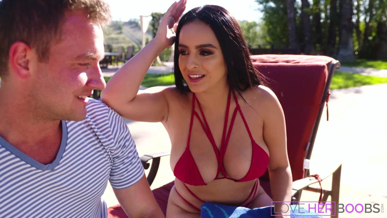 LoveHerFilms: 用她的天然巨乳贿赂他