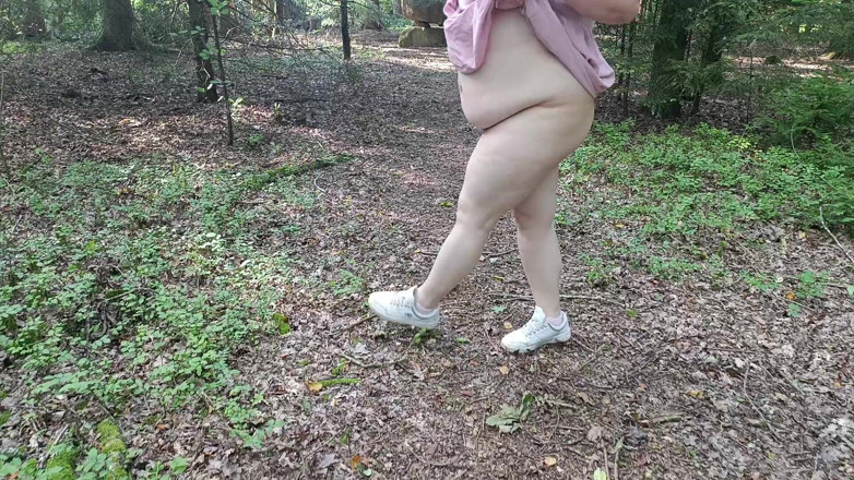 Jonas1996: Hermanastra camina desnuda por el bosque y casi es atrapada