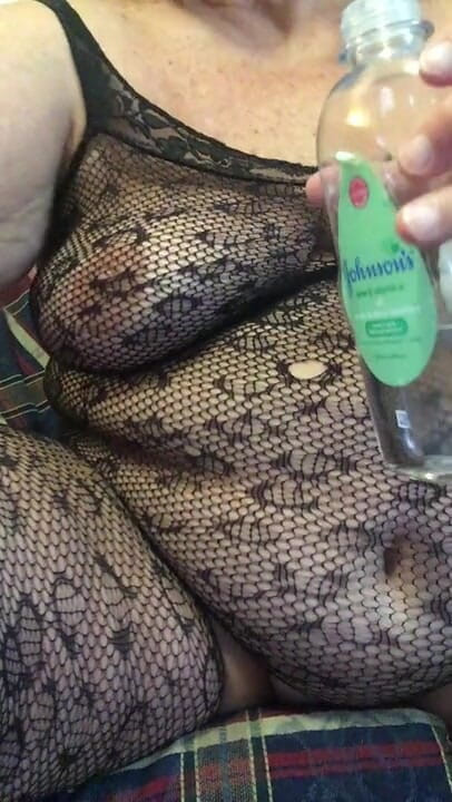 Big Ass 4 U: GILF babička masturbuje a sprostě mluví