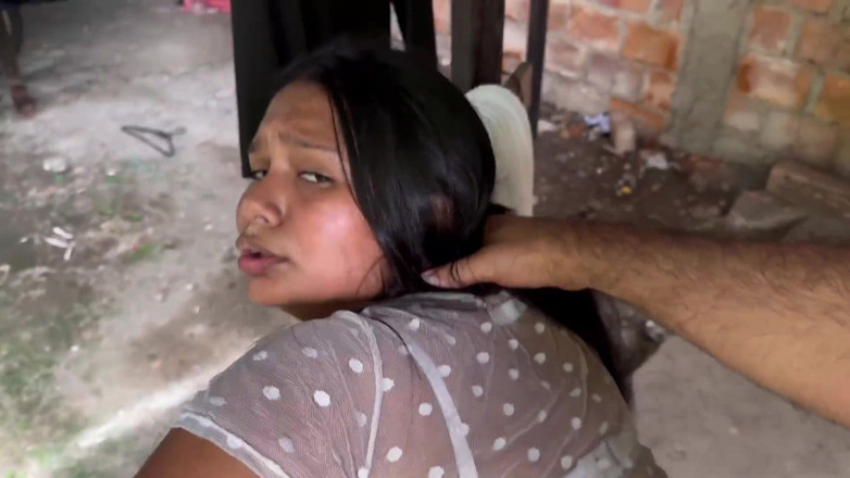 EMY_AND_JONH: Estudiante es sorprendida por su maestra en el patio de...