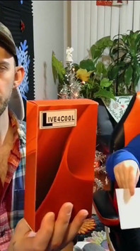 Live4cool 3 in 1 lingua vibratore si spoglia e si masturba