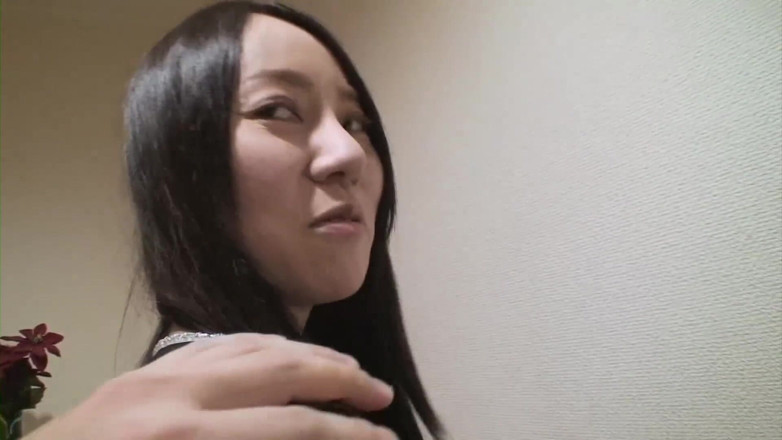 Asian Mature Climax: Se divertindo na escada mostrando seu pacote