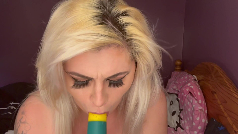 EeveeXo: Cewek sange ini lagi asik nyepong dan ngentot memeknya pakai...