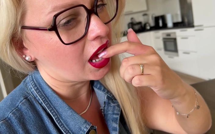 Anna Lynx: 长指甲敲打恋物癖asmr