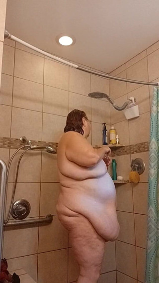 BBW nurse Vicki adventures with friends: 땀에 젖은 간호사 Vicki는 샤워가 필요합니다.