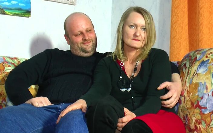 Deutsche Amateur Pornos: Man overtuigt zijn rijpe vrouw met kutpiercings om een heet...