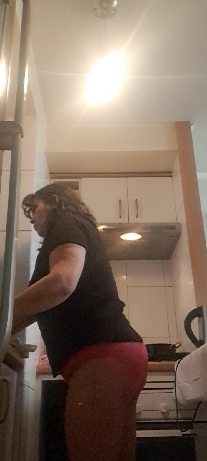 Mommy big hairy pussy: Orta yaşlı seksi kadın, mutfağı temizliyor