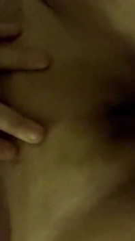 Bbwbootyfulは私の毛深い猫を広げて私の硬い乳首を絞る
