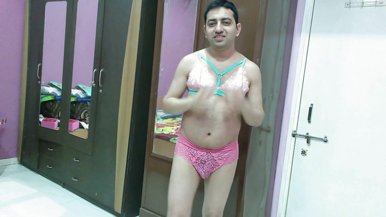 Cute & Nude Crossdresser: Doce maricas crossdresser se sente muito bem em um sexy...